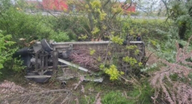 Düğüne gidenleri taşıyan minibüs şarampole devrildi: 14 yaralı