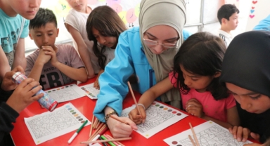 Fransa'dan gelen TDV gönüllüsü genç, depremzede çocuklara oyunlarla moral oluyor