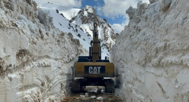 Hakkari'de ekipler nisanda da metrelerce karla mücadele ediyor