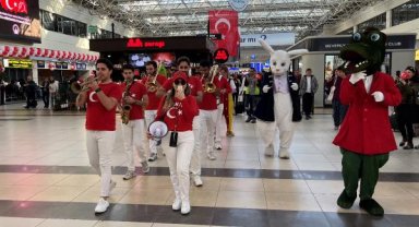 Havalimanında 23 Nisan coşkusu