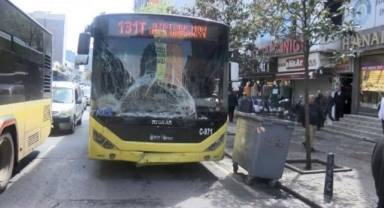 İETT otobüsünün çarptığı kamyonetin şoförü ağır yaralandı