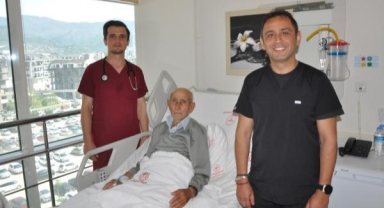 Kasıktan girilip aort kapağı değiştirildi