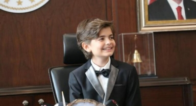 Koltuğunu 11 yaşındaki Kaan Can'a devretti