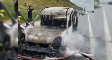 Mersin’de seyir halindeki hafif ticari araç yandı