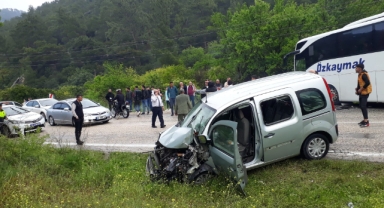 Mersin'de yolcu otobüsüyle çarpışan araçtaki 4 kişi yaralandı