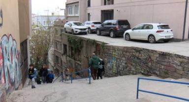 Metruk binanın üstünde korkutan otopark