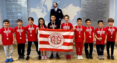 Minik akrepler havuzda coştu