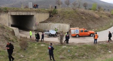 Otomobil 5 metreden alt geçide devrildi: 1'i çocuk 3 ölü, 2 yaralı