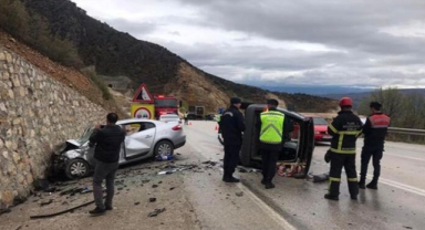 Otomobille hafif ticari araç çarpıştı; 3 ölü, 2 yaralı