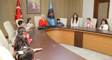 Rektör, 23 Nisan’ı çocuklarla kutladı