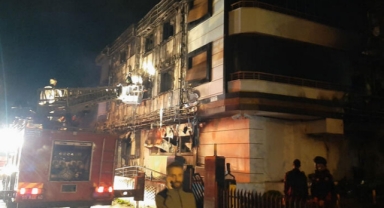 Restoranda çıkan yangın, 4 daire ile 1 otomobile sıçradı