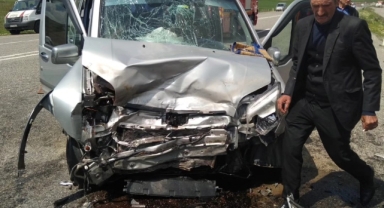 Siirt'te kamyonetle otomobilin çarpıştığı kazada 7 kişi yaralandı