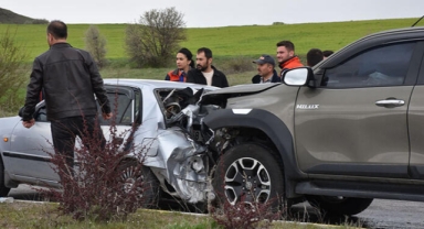 Sivas'ta kamyonet otomobile çarptı: 8 yaralı