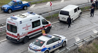 Sivas'ta minibüs, bariyerlere çarptı; 4 yaralı