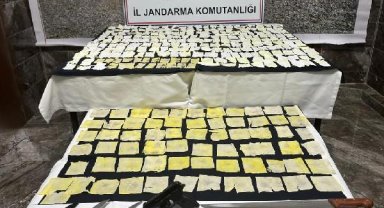 Şüphelilerin otomobilinden yüklü miktarda uyuşturucu çıktı