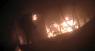 Taksicinin dikkati binanın yanmasını önledi