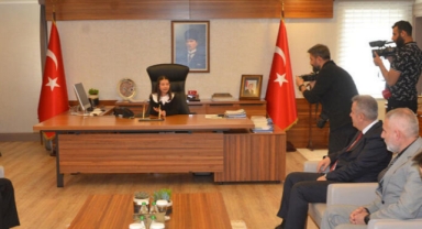 Valilik koltuğuna oturan Alya: Ampute depremzede kardeşlerimin protez ihtiyaçları giderilsin