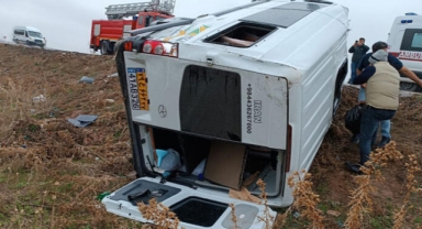 Van'da yolcu minibüsü devrildi; 12 İranlı yaralandı
