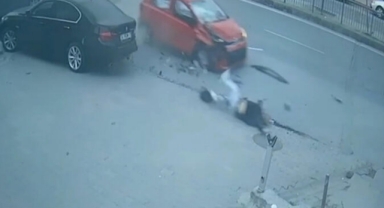 Yol kenarında bekleyenlere çarptı: 1 ölü 2 yaralı