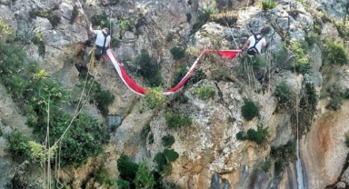 100 metrelik uçurumda  TÜRK BAYRAĞI astılar