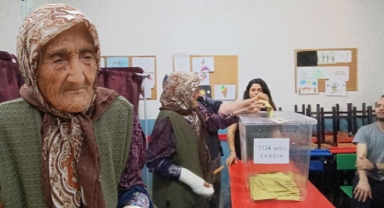 113 yaşındaki depremzede kadın, kolu alçıda oyunu kullandı