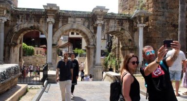 1893 yıllık Hadrianus Kapısı, bakımsızlıktan yeşerdi