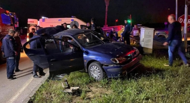 Adana’da refüje çarpan otomobilde aynı aileden 4 kişi yaralandı