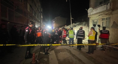 Ağır hasarlı 3 katlı bina çöktü