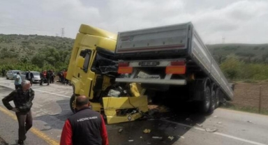 Ankara'da 2 TIR'ın kafa kafaya çarpıştı