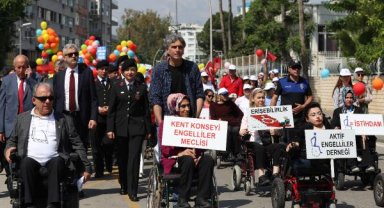 Antalya caddelerinde ENFEST coşkusu
