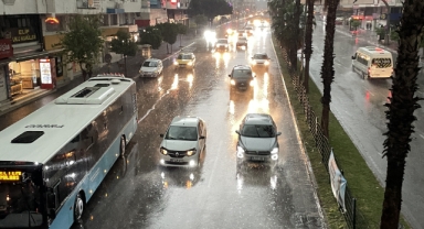 Antalya'da sağanak ve fırtına etkili oluyor