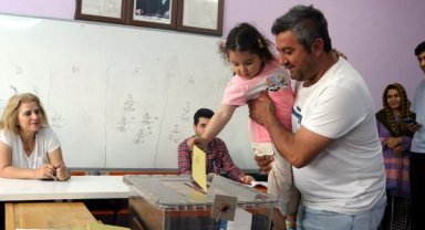 Antalya'da oy kullanma yoğun katılımla başladı