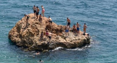 Antalya'da sahillerde bayram yoğunluğu