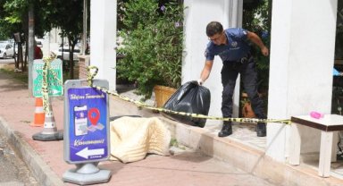 Antalya'da sokak ortasındaki cesedin üzerine yorgan, çevresine dubalar konuldu