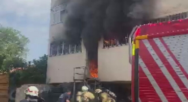 Arnavutköy'de lastik deposunda yangın
