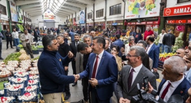 Ata İttifakı cumhurbaşkanı adayı Oğan, Ankara'da hal esnafıyla bir araya geldi
