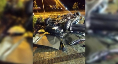 Aynı yöne giden otomobiller çarpıştı: 4 ölü, 2 yaralı