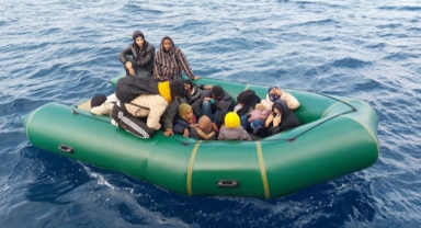 Ayvalık açıklarında lastik botlardaki 72 düzensiz göçmen kurtarıldı