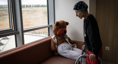 Bacağını kaybetme riski olan genç kız, 17 santimlik tümörden kurtularak ayağa kalktı