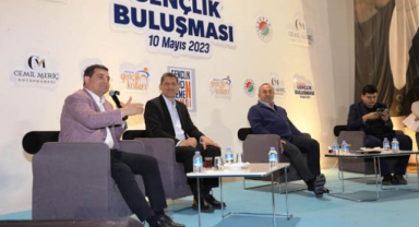 Bakan Çavuşoğlu  gençlerle buluştu