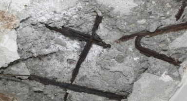 Balat'ta tavan betonu döküldü; midye kabukları ortaya çıktı