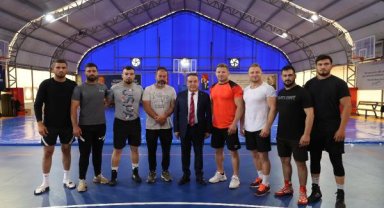 Başkan Böcek'ten başpehlivanlara moral ziyareti