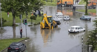 Başkentte sağanak nedeniyle su basan yollarda araçlar mahsur kaldı