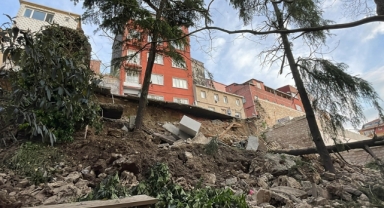 Beyoğlu'nda istinat duvarının çökmesi sonucu 3 bina boşaltıldı