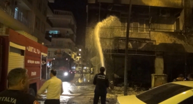 Binanın zemin katındaki atölyede çıkan yangında 12 kişi dumandan etkilendi