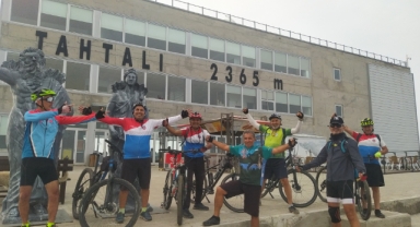 BİSİKLETLE  zirveye çıktılar