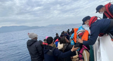 Bodrum açıklarında lastik bottaki 30 kaçak göçmen kurtarıldı