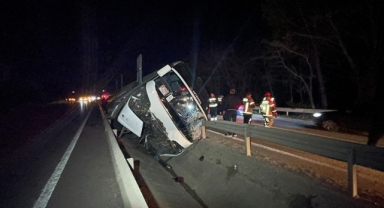 Bursa'da öğrencileri taşıyan tur otobüsü devrildi: 3 kişi yaşamını yitirdi, 44 yaralı