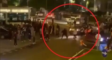 Bursa'da otomobil kutlama yapan Galatasaray taraftarlarının arasına daldı: 2 yaralı