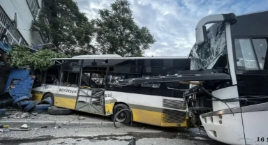 Bursa'da servis aracı ile özel halk otobüsünün çarpıştığı kazada sürücüler yaralandı